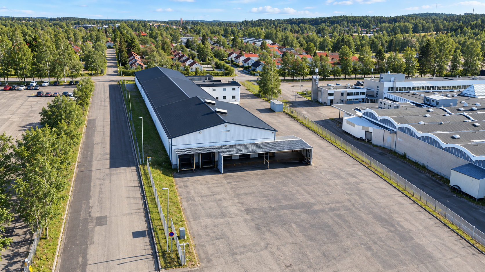 Jokipohjantien varastokiinteistö ja sen laaja piha-alue ilmasta kuvattuna.